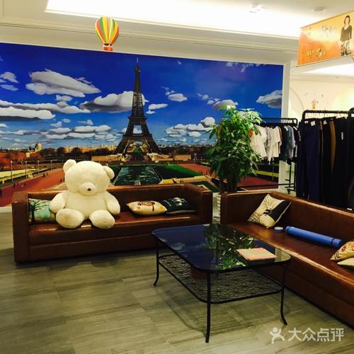 范伦汀服饰工厂店与仕范服饰 品质与时尚的完美结合